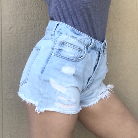 [Forever 21] High-Waisted Ripped Shorts Light Wash - Picture 6 of 8